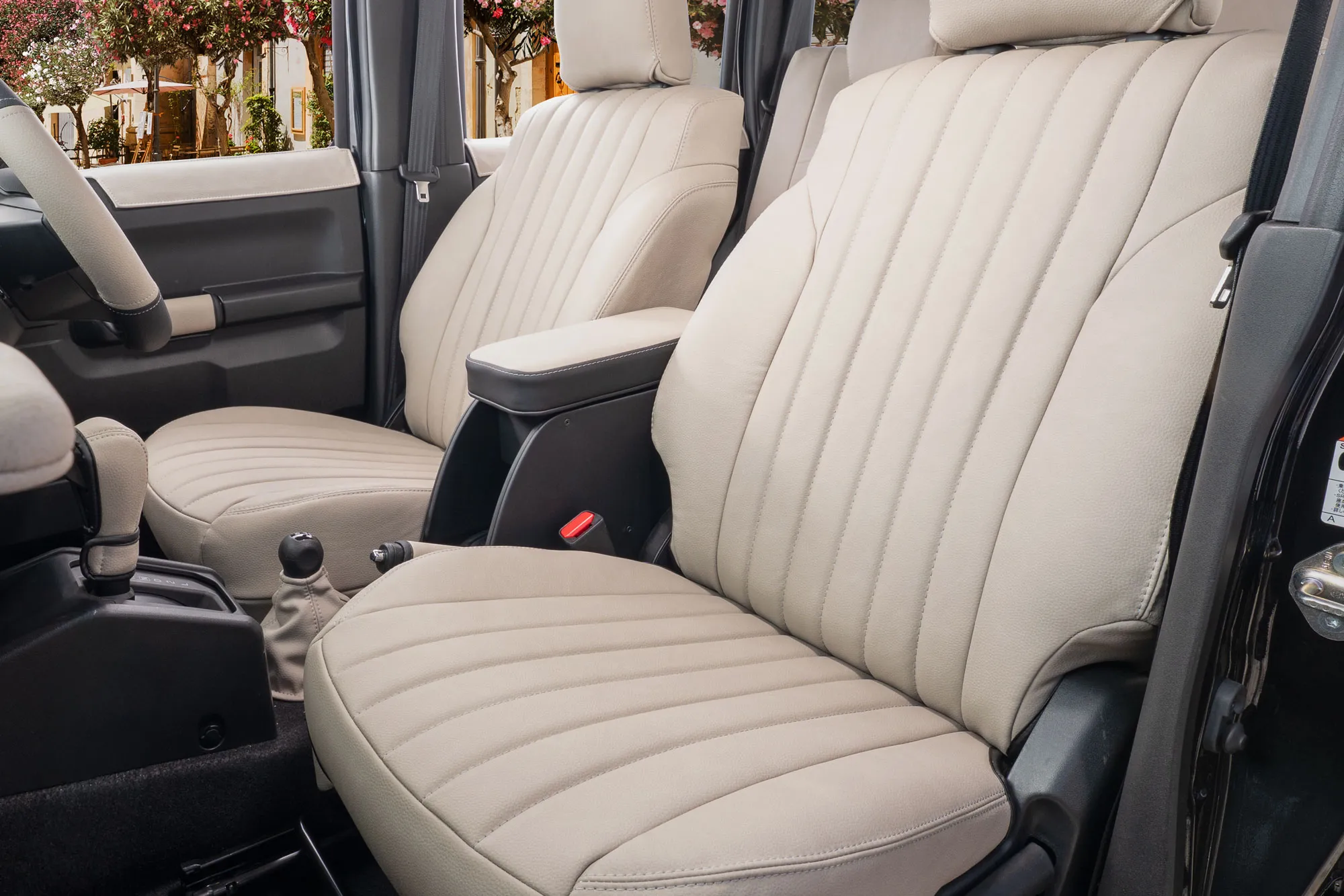 Installing seat cover NOBLE Design S in the Jimny 5-Door cabin