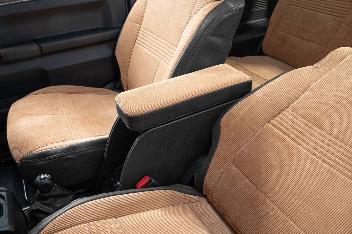【ジムニーJB64/JB74/ノマド専用】センターコンソール Ver.1 アンティークコーデュロイ コーデュロイキャメル×ヴィンテージブラック 装着イメージ