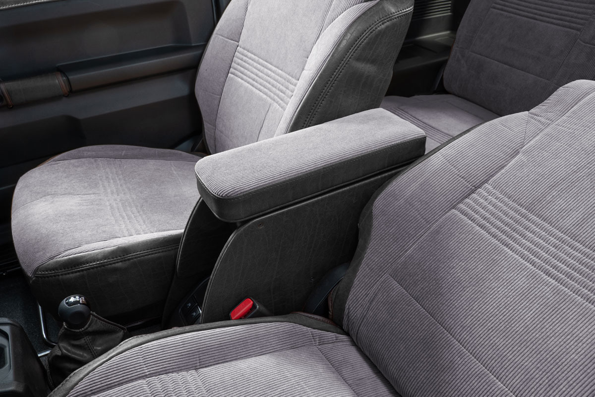 【ジムニーJB64/JB74/ノマド専用】センターコンソール Ver.1 アンティークコーデュロイ コーデュロイグレー×ヴィンテージブラック 装着イメージ