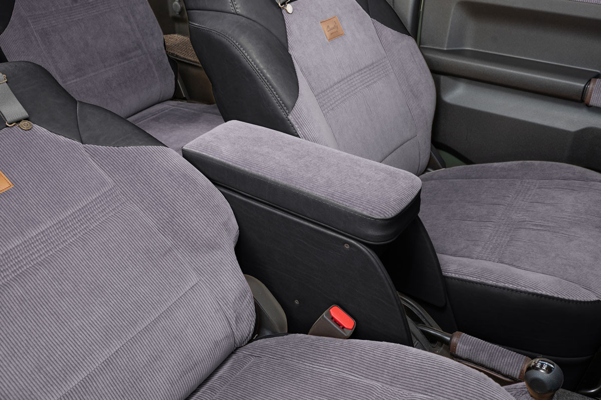 【ジムニーJB64/JB74/ノマド専用】センターコンソール Ver.1 アンティークカントリー コーデュロイグレー×クラシックブラック 装着イメージ