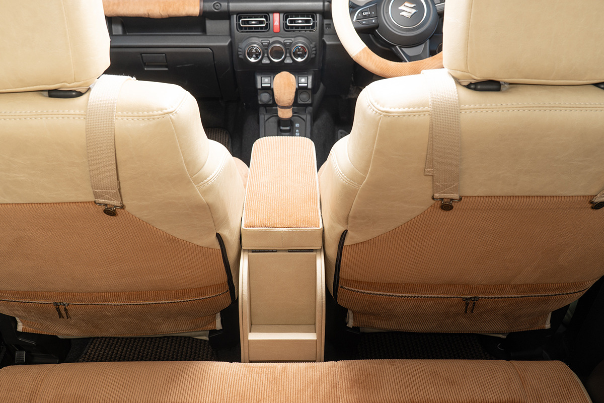 【ジムニーJB64/JB74/ノマド専用】センターコンソール Ver.1 アンティークカントリー コーデュロイキャメル×クラシックホワイト 装着イメージ