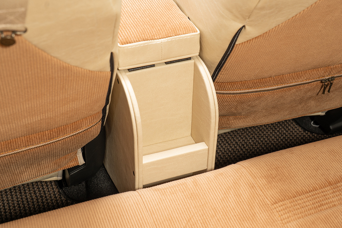 【ジムニーJB64/JB74/ノマド専用】センターコンソール Ver.1 アンティークカントリー コーデュロイキャメル×クラシックホワイト 装着イメージ