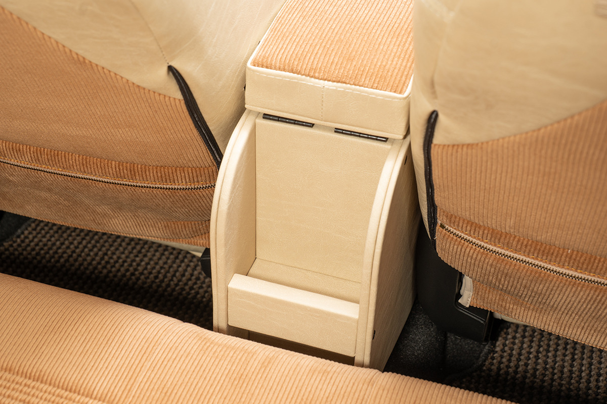 【ジムニーJB64/JB74/ノマド専用】センターコンソール Ver.1 アンティークカントリー コーデュロイキャメル×クラシックホワイト 装着イメージ