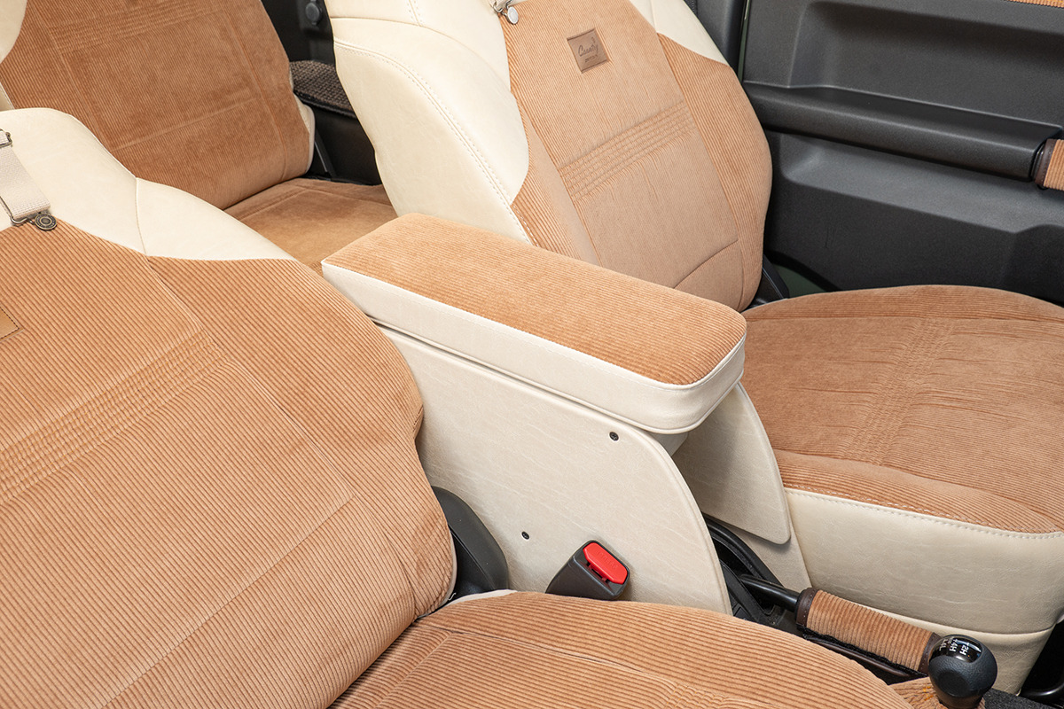 【ジムニーJB64/JB74/ノマド専用】センターコンソール Ver.1 アンティークカントリー コーデュロイキャメル×クラシックホワイト 装着イメージ