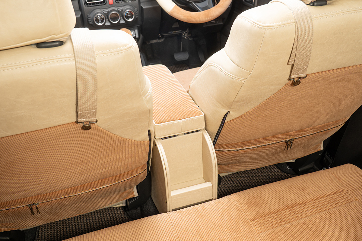 【ジムニーJB64/JB74/ノマド専用】センターコンソール Ver.1 アンティークカントリー コーデュロイキャメル×クラシックホワイト 装着イメージ