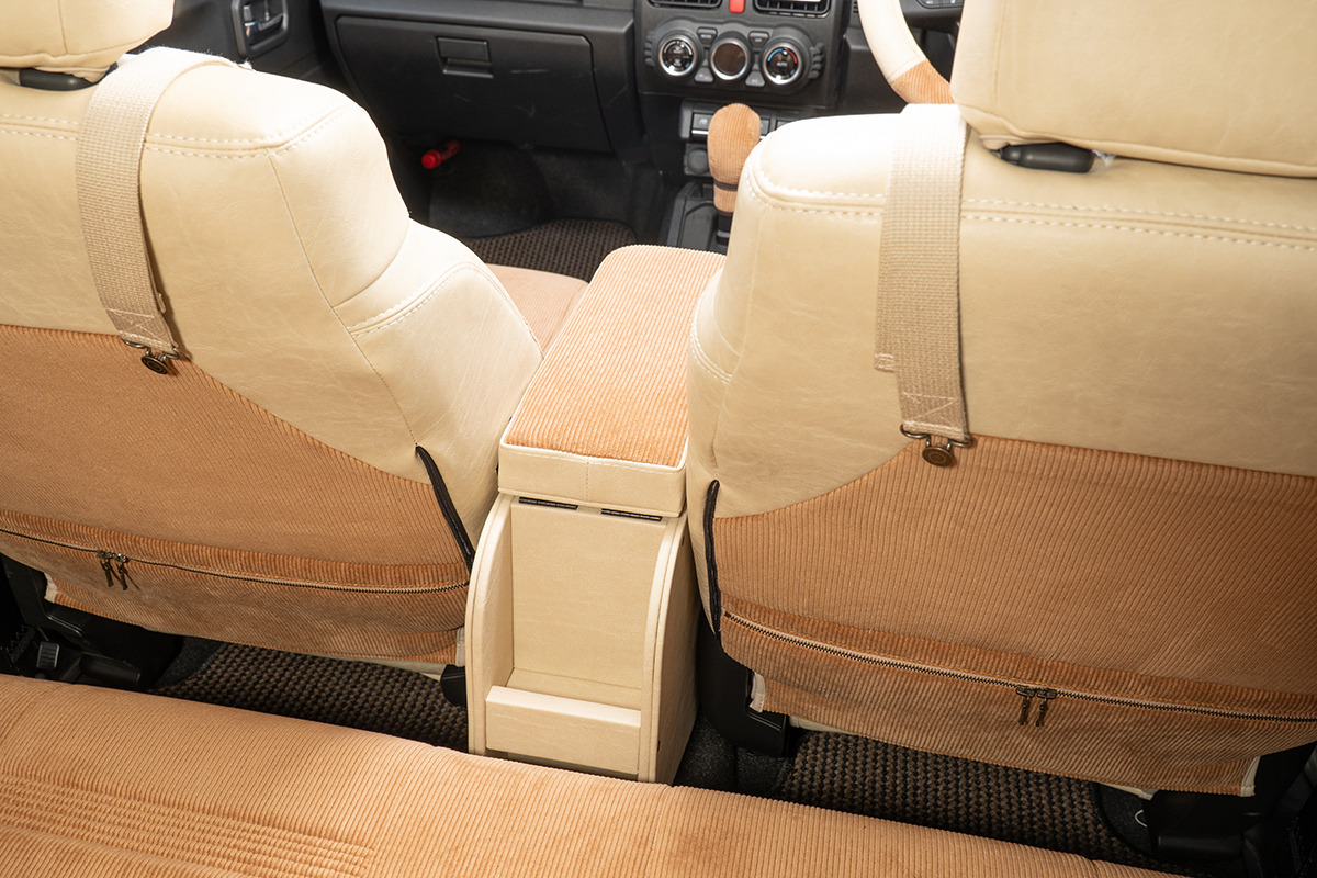 【ジムニーJB64/JB74/ノマド専用】センターコンソール Ver.1 アンティークカントリー コーデュロイキャメル×クラシックホワイト 装着イメージ