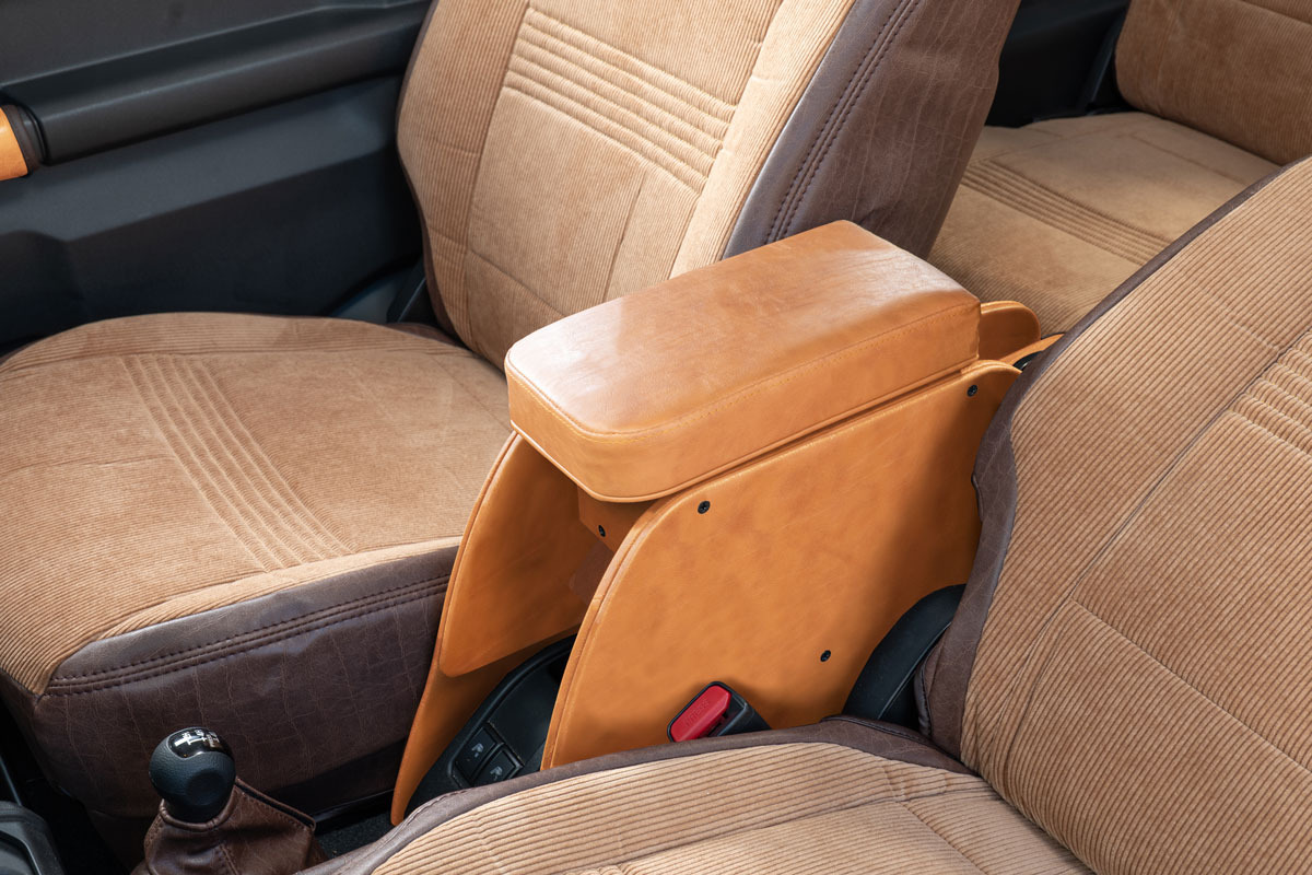 【ジムニーJB64/JB74/ノマド専用】センターコンソール Ver.2 クラシック＜ドリンクホルダー付き＞ クラシックキャメル　装着イメージ