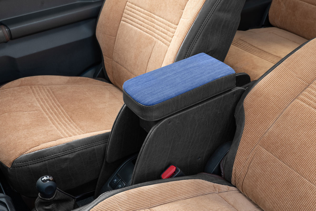 【ジムニーJB64/JB74/ノマド専用】センターコンソール Ver.2 アンティークデニム＜ドリンクホルダー付き＞ デニムブルー×ヴィンテージブラック 装着イメージ