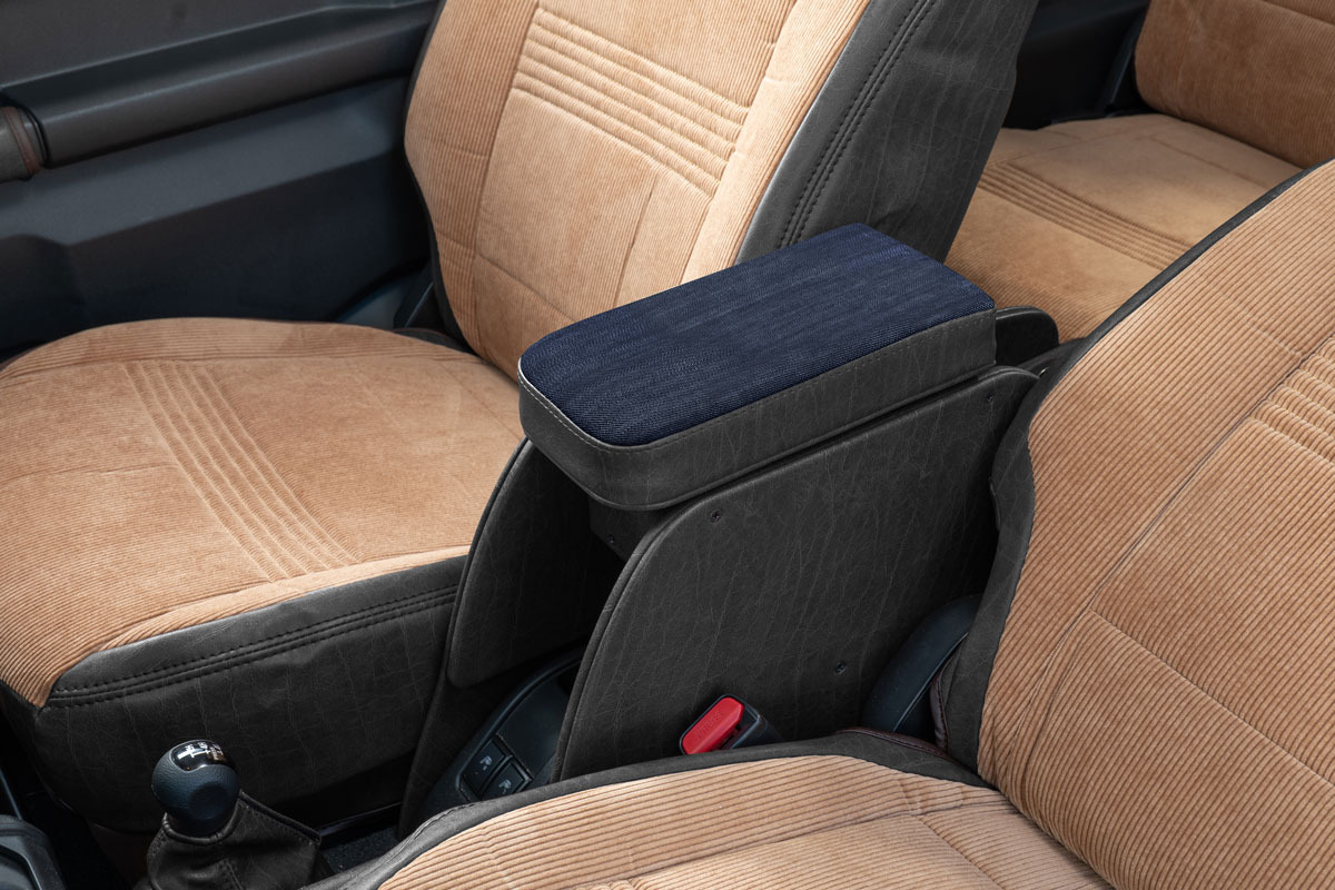 【ジムニーJB64/JB74/ノマド専用】センターコンソール Ver.2 アンティークデニム＜ドリンクホルダー付き＞ デニムインディゴブルー×ヴィンテージブラック 装着イメージ