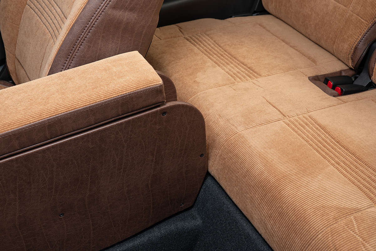 【ジムニーJB64/JB74/ノマド専用】センターコンソール Ver.1 アンティークコーデュロイ コーデュロイキャメル×ヴィンテージブラウン 装着イメージ