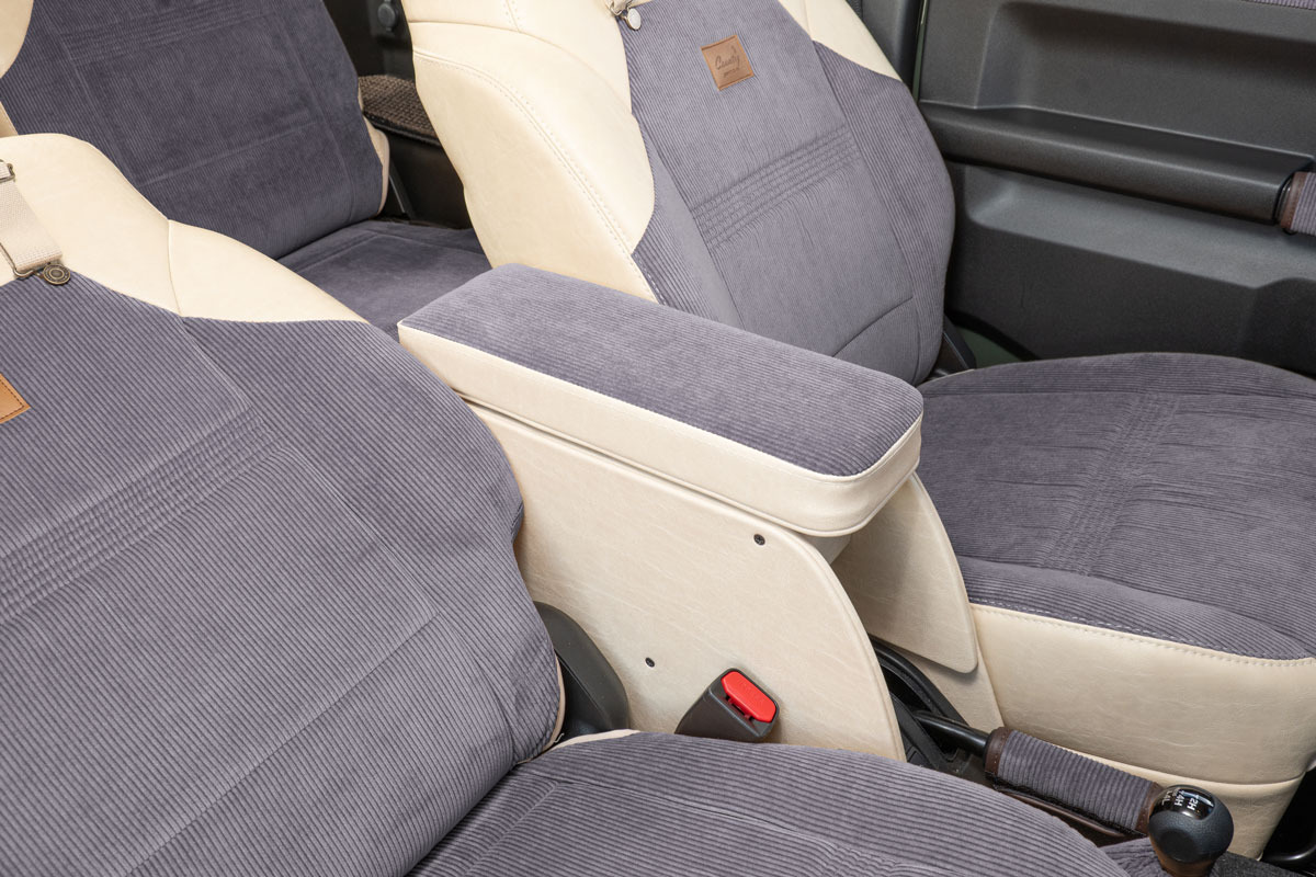 【ジムニーJB64/JB74/ノマド専用】センターコンソール Ver.１ アンティークカントリー＜ドリンクホルダー付き＞ コーデュロイグレー×クラシックアイボリー　装着イメージ