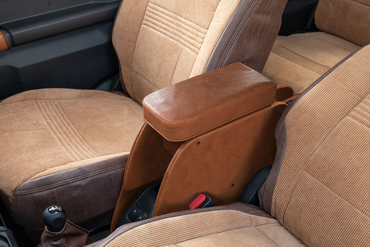 【ジムニーJB64/JB74/ノマド専用】センターコンソール Ver.2 クラシック＜ドリンクホルダー付き＞ クラシックブラウン　装着イメージ