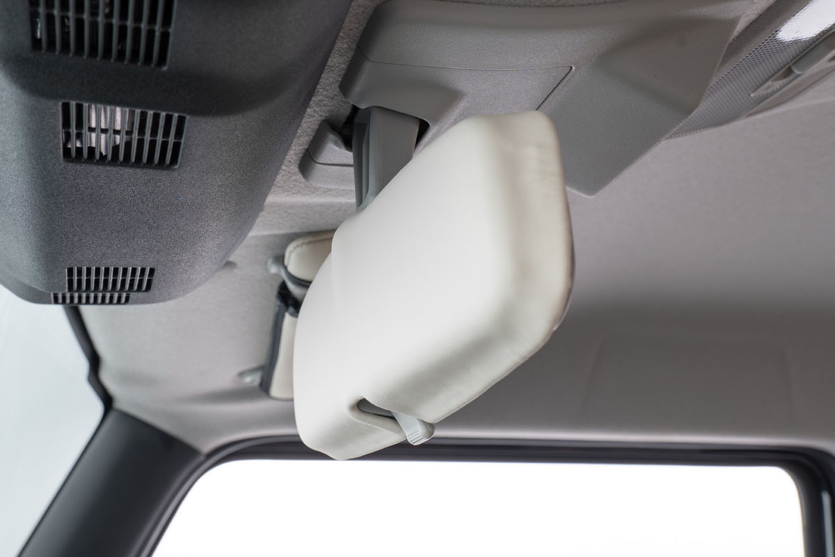 【ジムニーJB64/JB74専用 】ルームミラーカバー プライム　バニラカラー　装着イメージ