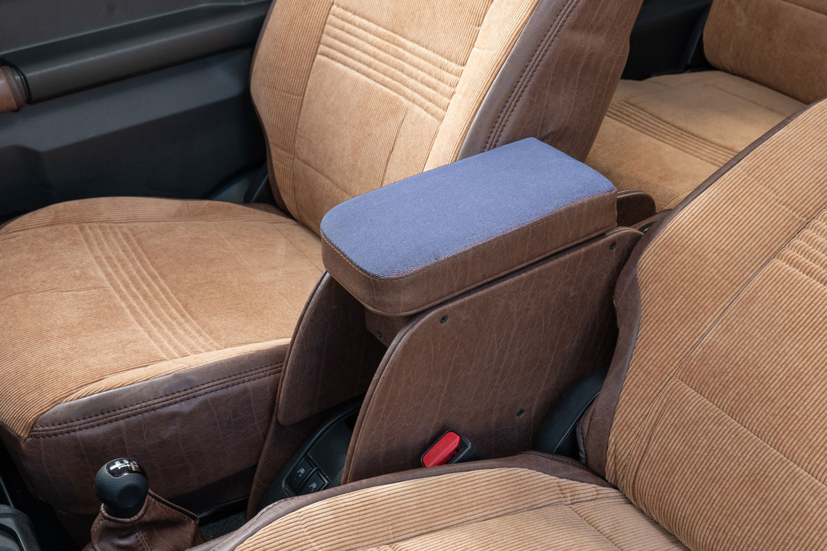 【ジムニーJB64/JB74/ノマド専用】センターコンソール Ver.2 アンティークデニム＜ドリンクホルダー付き＞ デニムブルー×ヴィンテージブラウン 装着イメージ