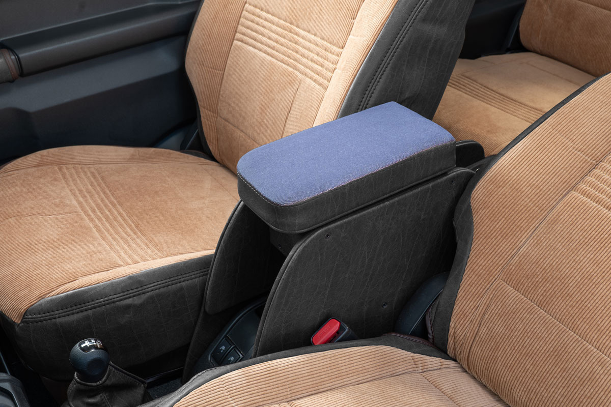 【ジムニーJB64/JB74/ノマド専用】センターコンソール Ver.2 アンティークデニム＜ドリンクホルダー付き＞ デニムブルー×ヴィンテージブラック 装着イメージ