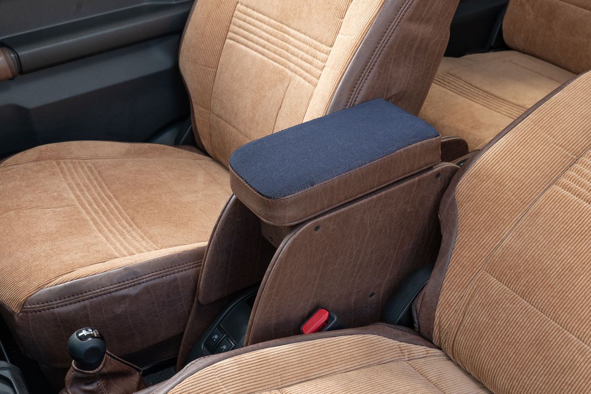 【ジムニーJB64/JB74/ノマド専用】センターコンソール Ver.2 アンティークデニム＜ドリンクホルダー付き＞ デニムインディゴブルー×ヴィンテージブラウン 装着イメージ