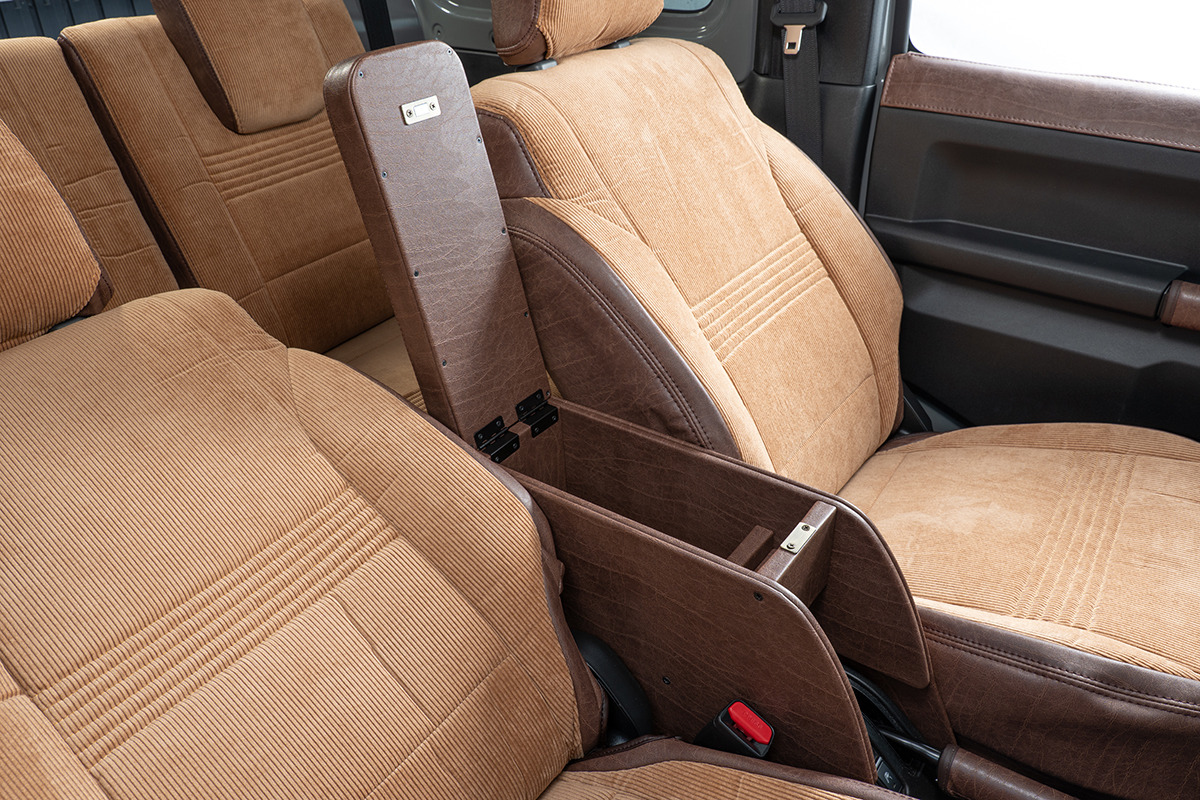 【ジムニーJB64/JB74/ノマド専用】センターコンソール Ver.1 アンティークコーデュロイ コーデュロイキャメル×ヴィンテージブラウン 装着イメージ