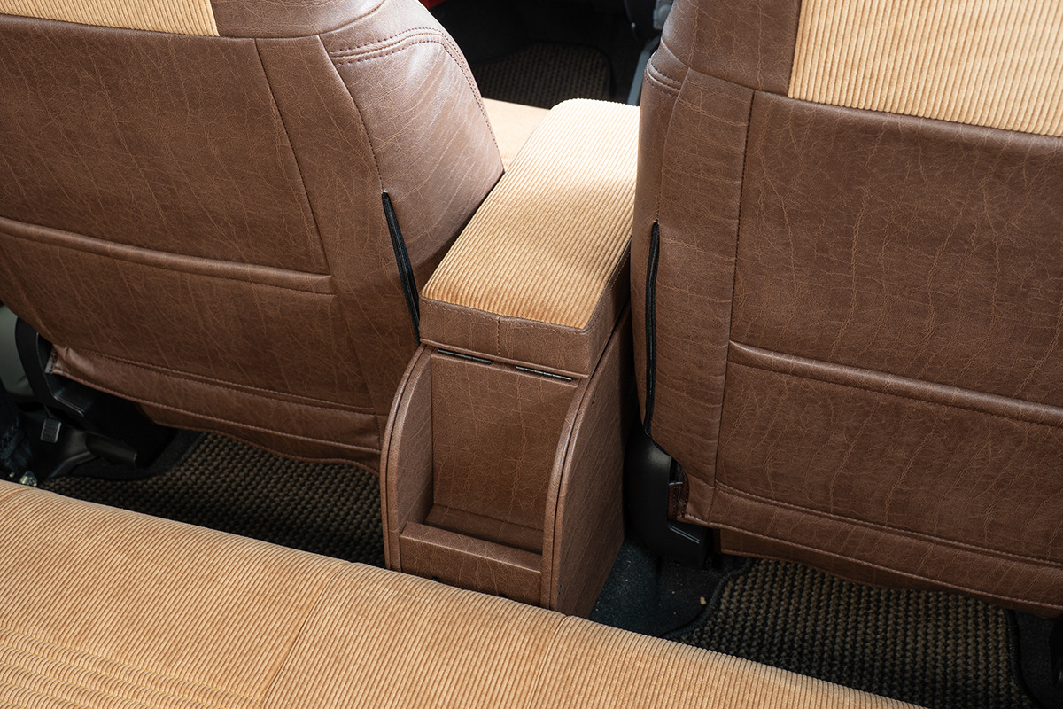 【ジムニーJB64/JB74/ノマド専用】センターコンソール Ver.1 アンティークコーデュロイ コーデュロイキャメル×ヴィンテージブラウン【ジムニーJB64/JB74/ノマド専用】センターコンソール Ver.1 アンティークコーデュロイ コーデュロイキャメル×ヴィンテージブラウン 装着イメージ