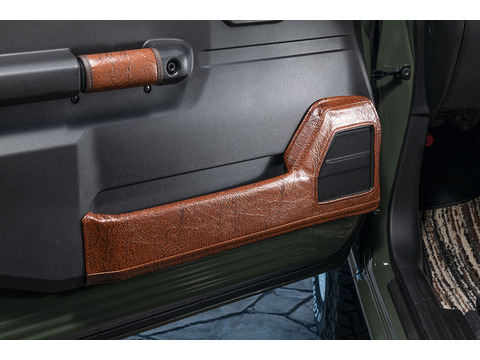 【ジムニーJB64/JB74専用】キックカバー  アンティークブラウン運連席側装着イメージ