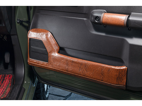 【ジムニーJB64/JB74専用】キックカバー  アンティークブラウン運連席側装着イメージ