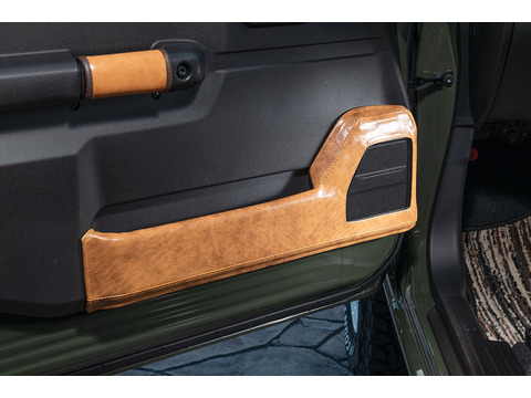 【ジムニーJB64/JB74専用】キックカバー  アンティークキャメル助手席側装着イメージ