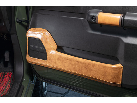 【ジムニーJB64/JB74専用】キックカバー  アンティークキャメル運連席側装着イメージ