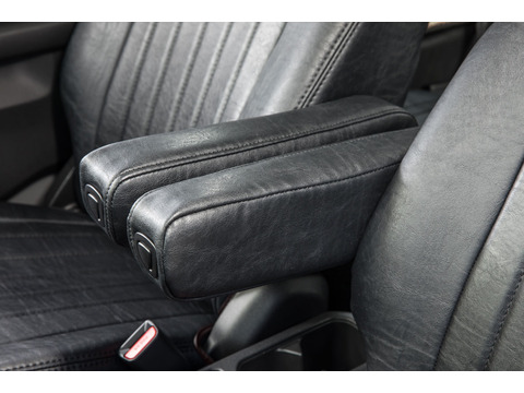 ジムニー装着画像　ブラック　※アームレスト・カバー別売り