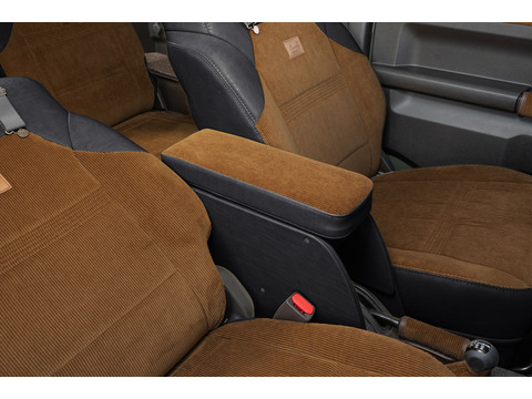 【ジムニーJB64/JB74/ノマド専用】センターコンソール Ver.1 アンティークカントリー コーデュロイブラウン×クラシックブラック 装着イメージ