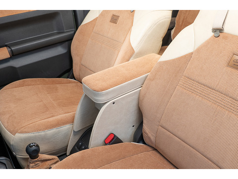 【ジムニーJB64/JB74/ノマド専用】センターコンソール Ver.1 アンティークカントリー コーデュロイキャメル×クラシックホワイト 装着イメージ【ジムニーJB64/JB74/ノマド専用】センターコンソール Ver.1 アンティークカントリー コーデュロイキャメル×クラシックホワイト 装着イメージ