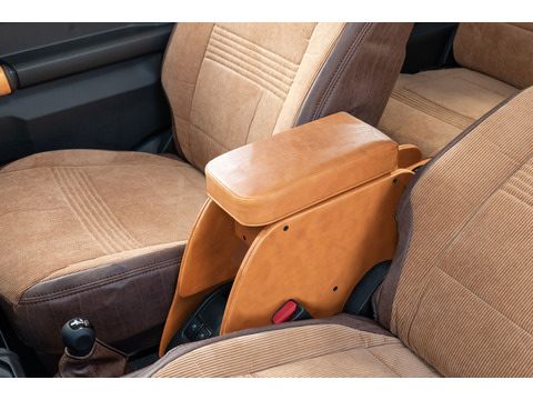 【ジムニーJB64/JB74/ノマド専用】センターコンソール Ver.2 クラシック＜ドリンクホルダー付き＞ クラシックキャメル　装着イメージ