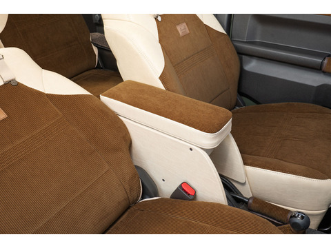 【ジムニーJB64/JB74/ノマド専用】センターコンソール Ver.１ アンティークカントリー＜ドリンクホルダー付き＞ コーデュロイブラウン×クラシックアイボリー　装着イメージ