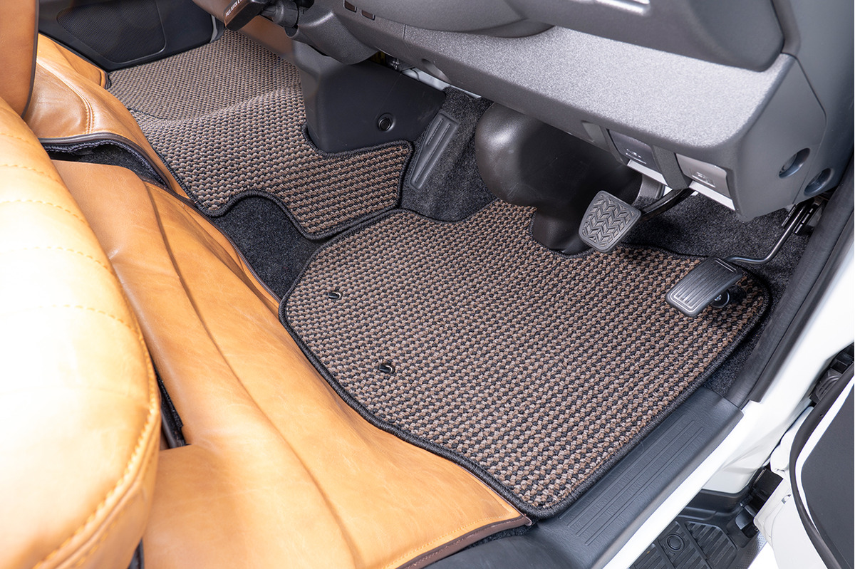 【200ハイエース専用】フロアマット 1台分セット NEWアンティーク　運転席装着イメージ