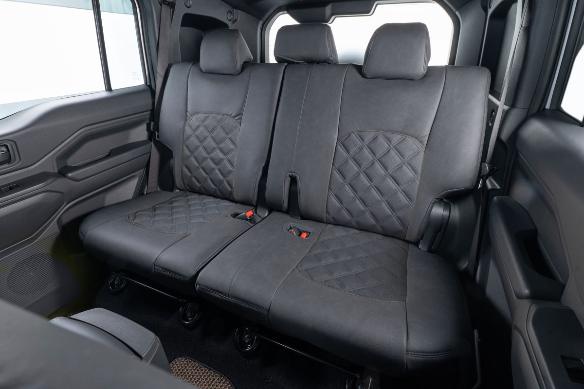 ランドクルザーFJ 車種限定シートカバー プライムヴィーガンMF後部座席　アクセント：ブラック