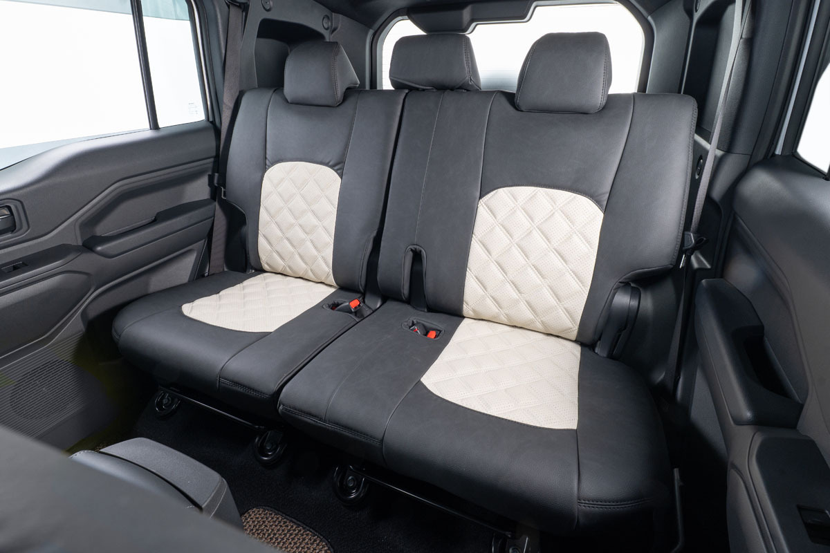 ランドクルザーFJ 車種限定シートカバー プライムヴィーガンMF　後部座席　アクセント：アイボリー