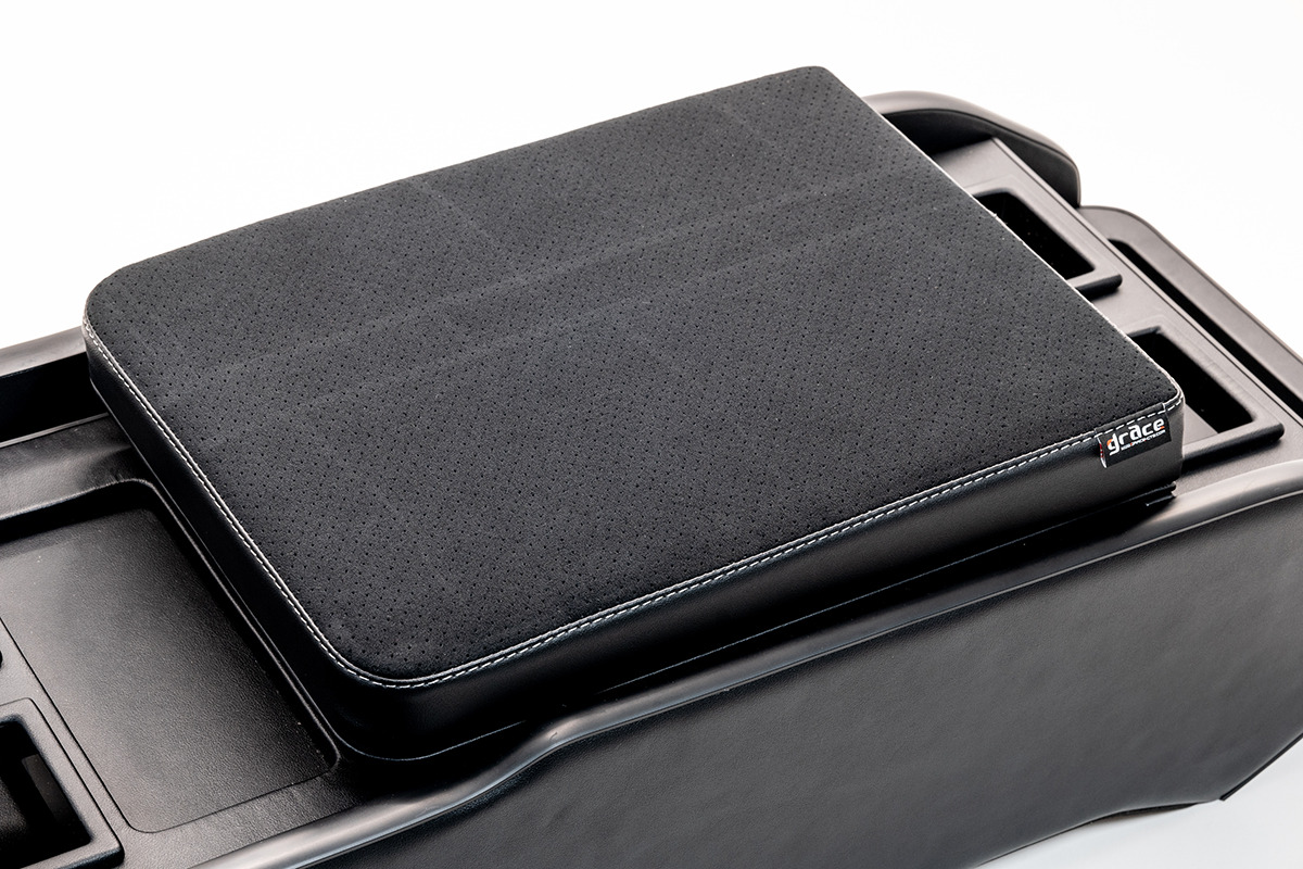 200系ハイエースS-GL用センターコンソール　プライム　アームレストは高級スエード　ラムースを使用