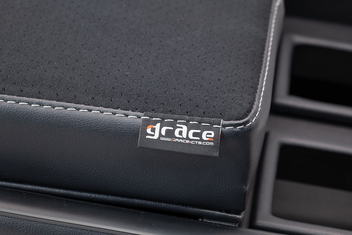 200系ハイエースS-GL用センターコンソール　プライム　アクセントにグレイスタグを装備