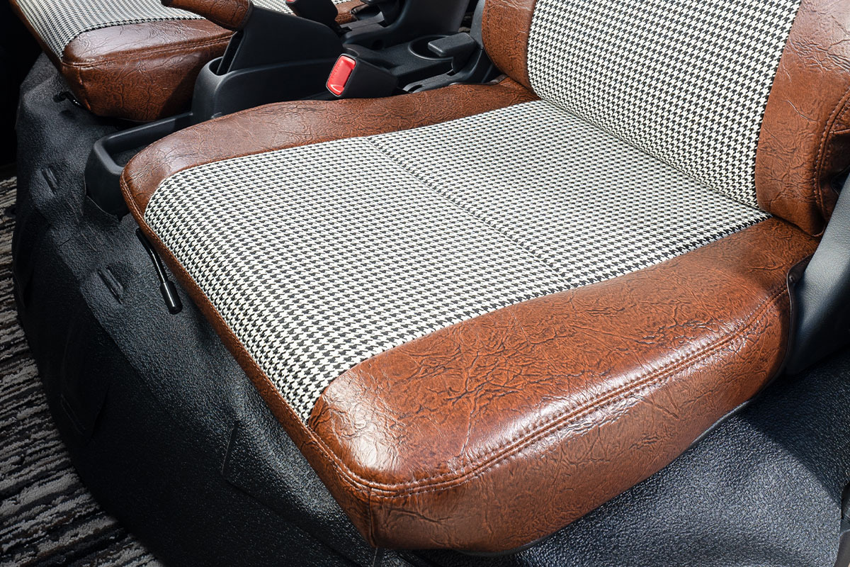 タウンエース シートカバー アンティーク千鳥ブラウン前列座面詳細