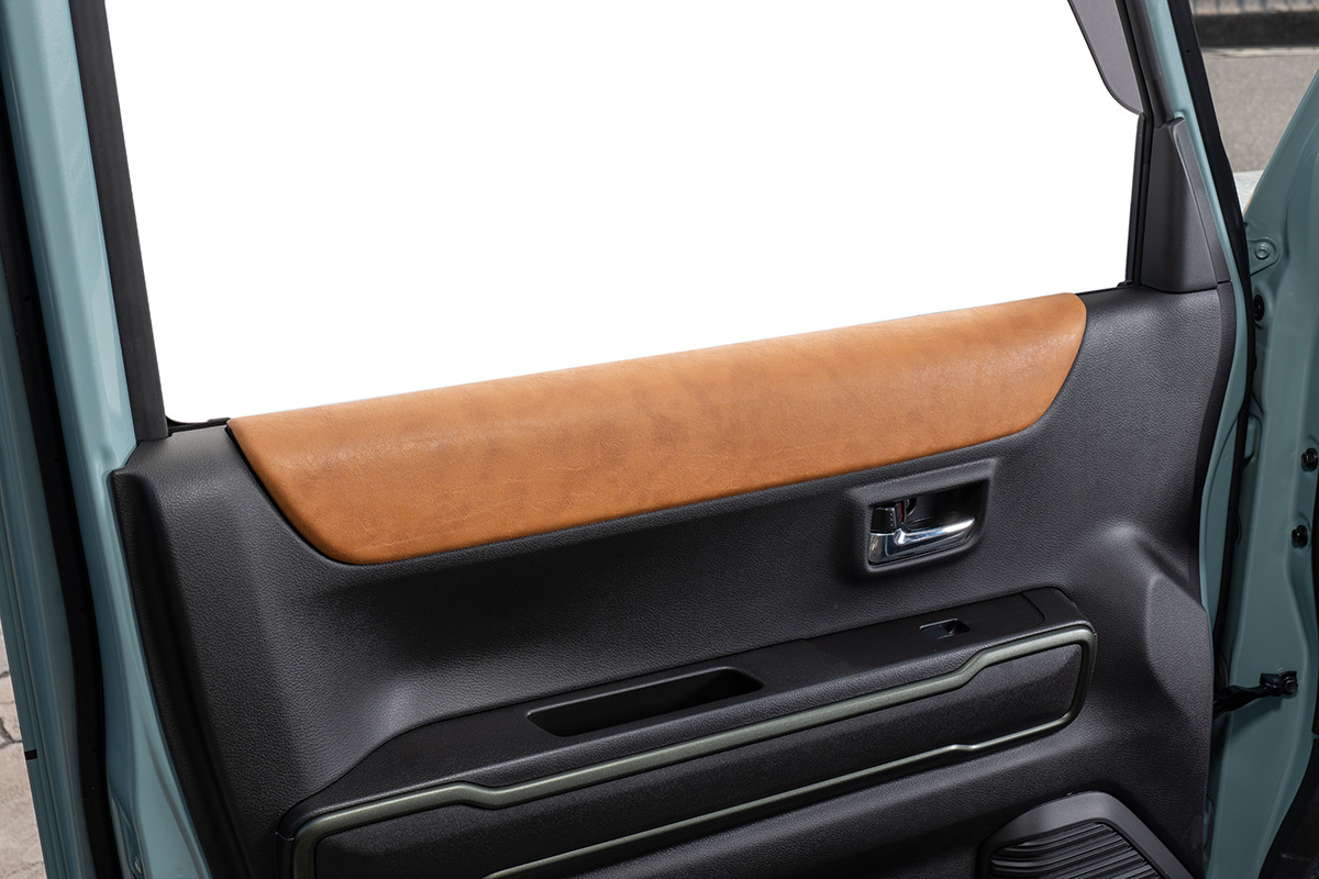 ハスラーのドアアクセント部分にクラシックレザーのパーツが設定されている。