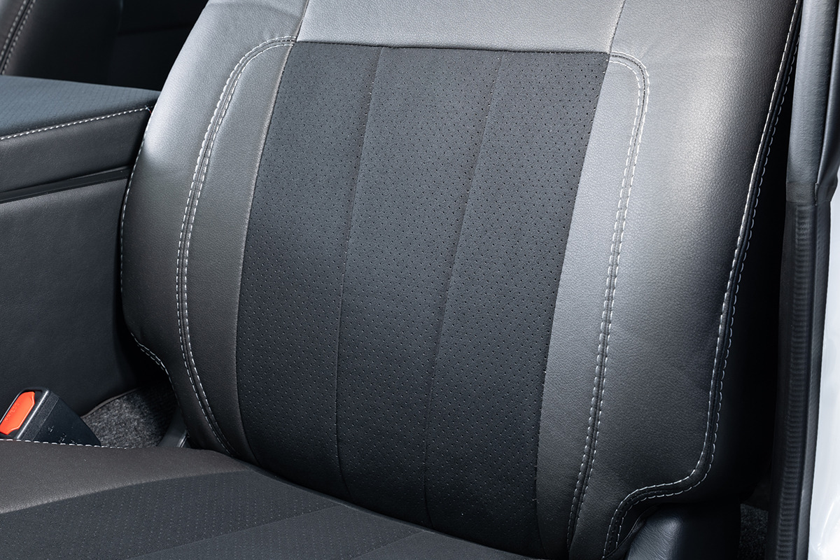 プライムシートカバー  200系ハイエース S-GL フロントノーマルタイプ シート背面部分にはラムースパンチングレザーを使用。通気性の良いレザーでシートの蒸れも快適にご使用いただけます