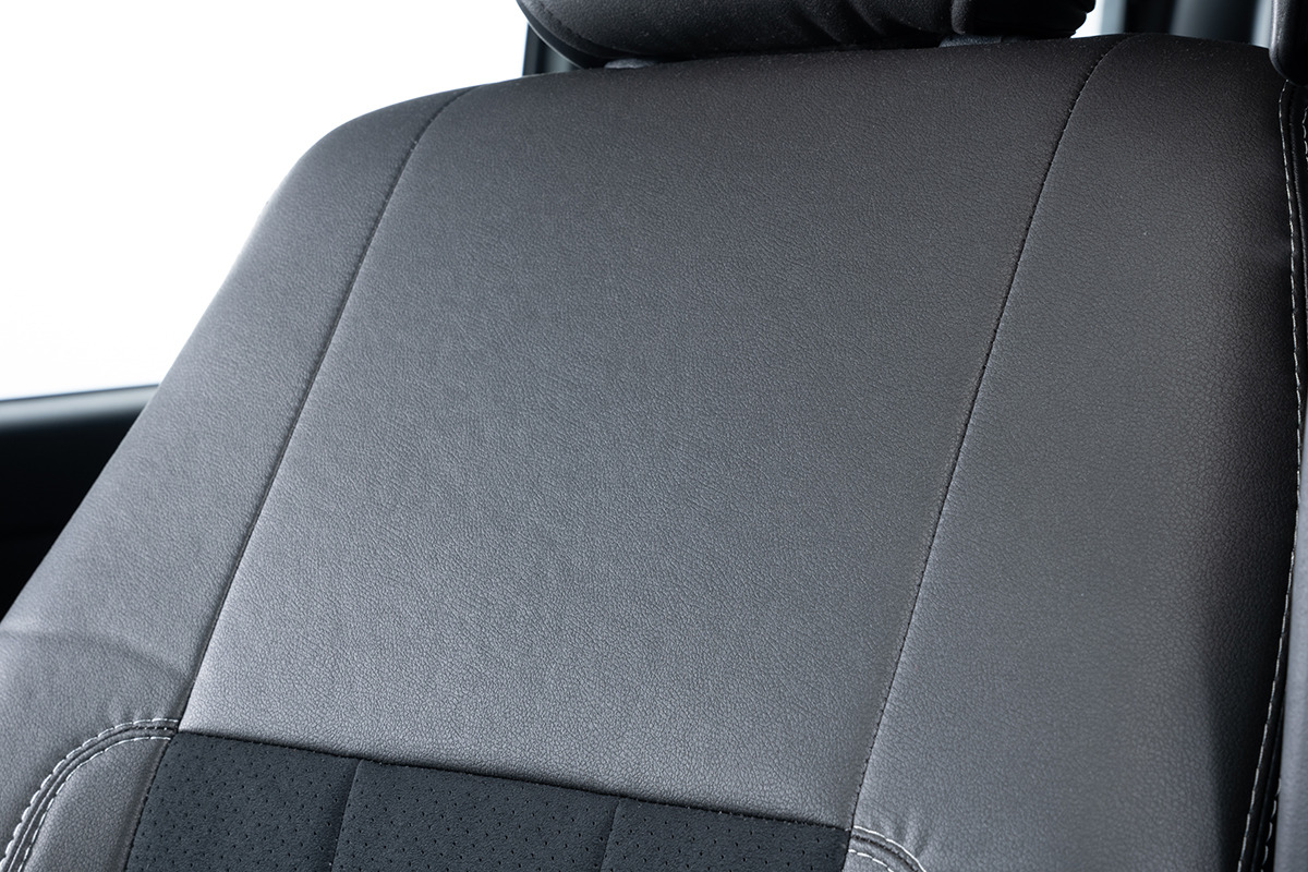 プライムシートカバー  200系ハイエース S-GL フロントノーマルタイプ 　シート背面デザイン詳細　ベースに使われるレザーはグレイスオリジナルPVC。シートカバーの為にあしらわれたレザーが高級感を演出。