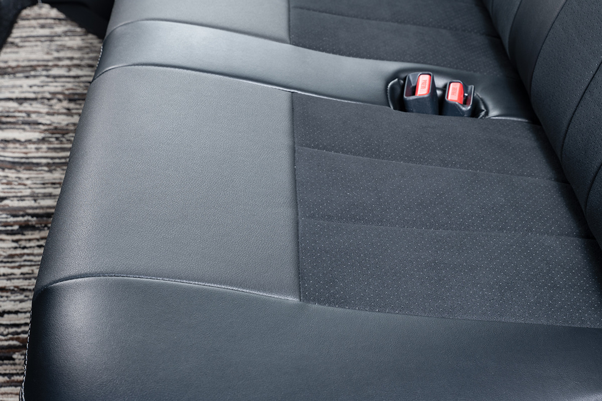 シートカバー車種限定 プライムシートカバー  200系ハイエース S-GL フロントノーマルタイプ 1台分　後部座席のデザインもクール