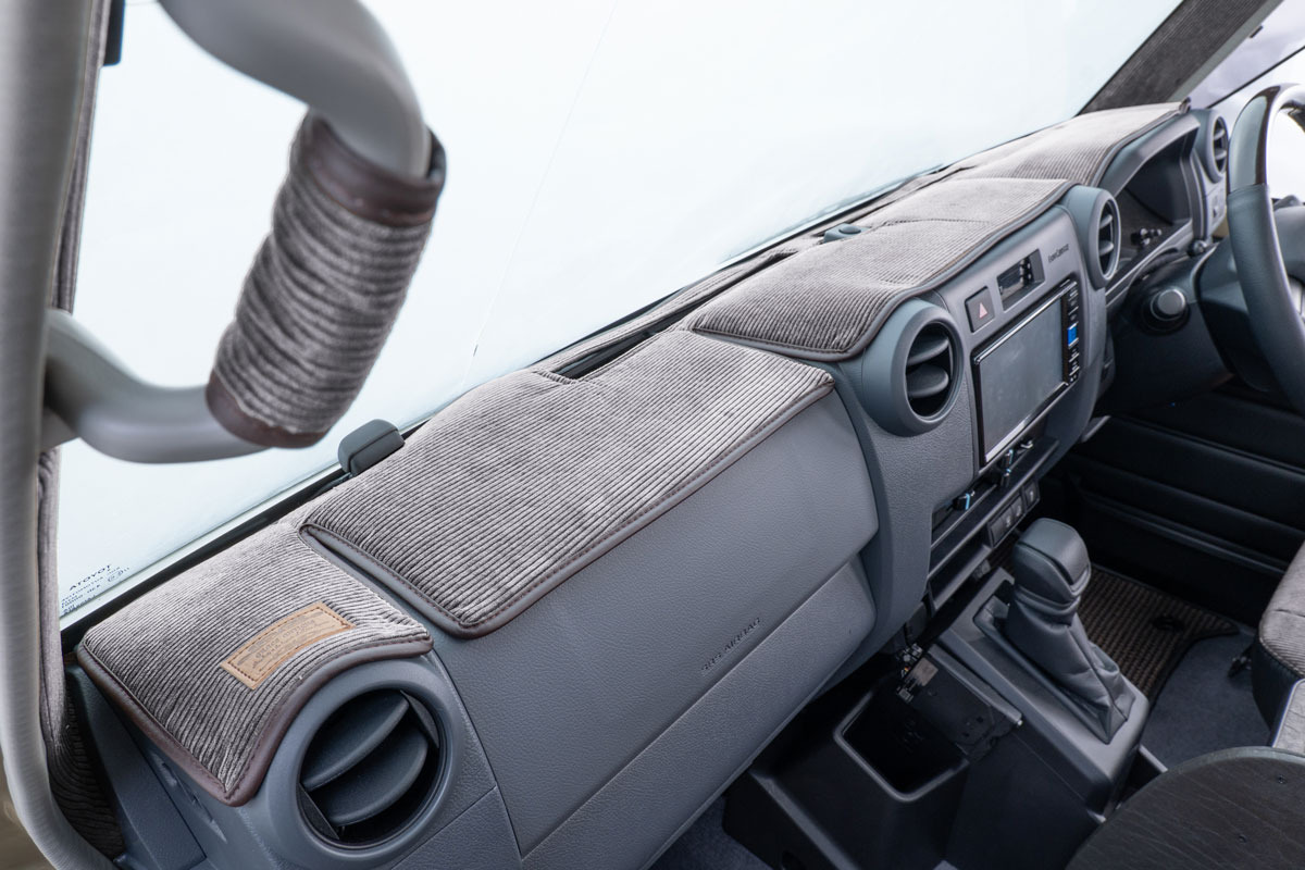 トヨタ　ランドクルーザー　７０系　丸目　専用　立体成型 １枚仕立て 縫い合わせ無し　ダッシュマット　ダッシュボードマット　チャコール トヨタ ランクル 再販 ７０ 立体成型 ダッシュマット チャコール