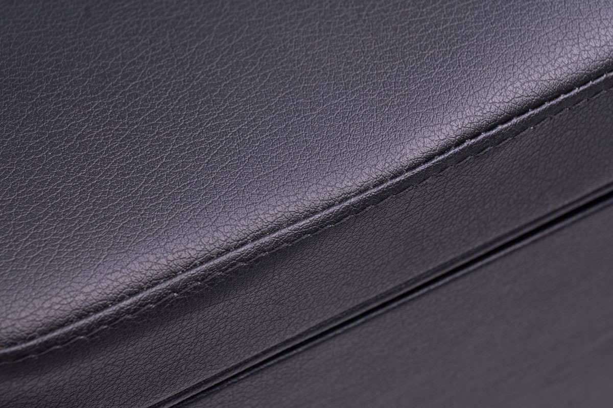 高級感のあるブラックレザー