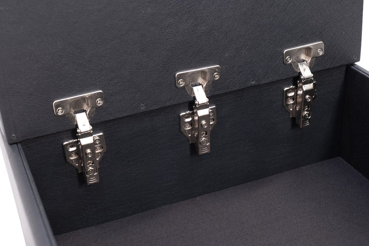 蓋の開閉にはダンパー式蝶番を採用

閉じる際も「パタン！」という不快な衝撃音が出ず、ゆっくりと静かに閉まる設計です。