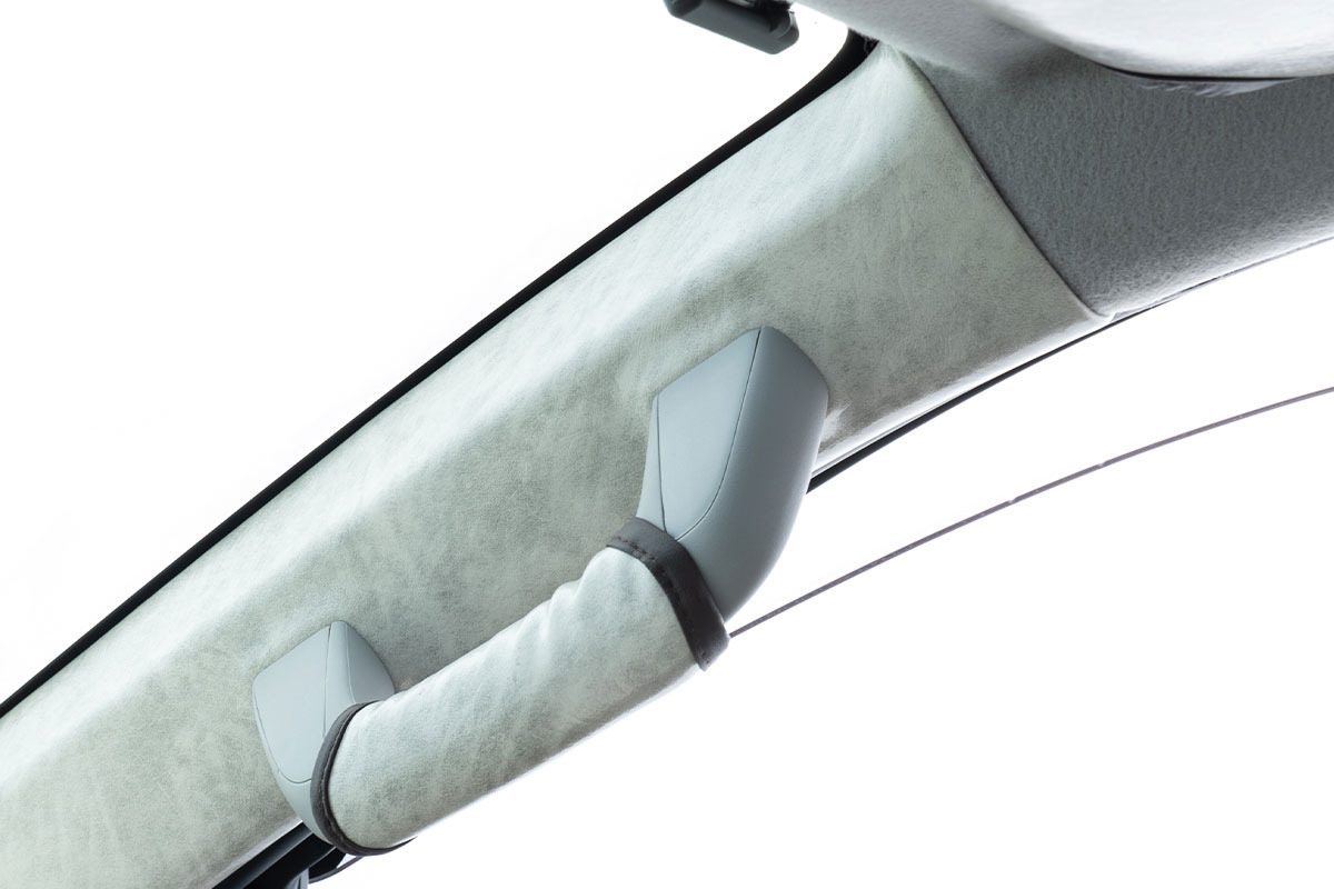 125ハイラックス ピラーパネル アンティーク 2個セットホワイトスモーク　運転席側