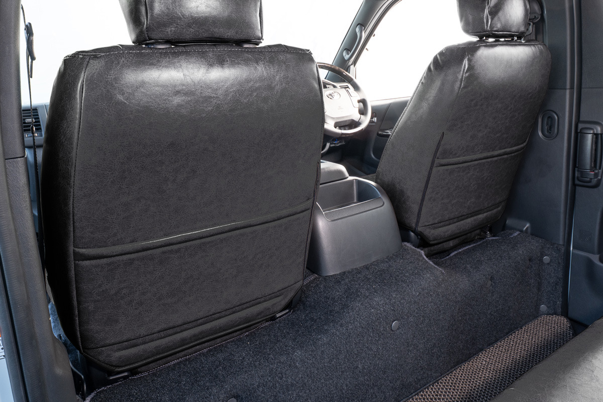 シートカバー クラシックグロッシー ハイエース装着イメージ　グロッシーブラック