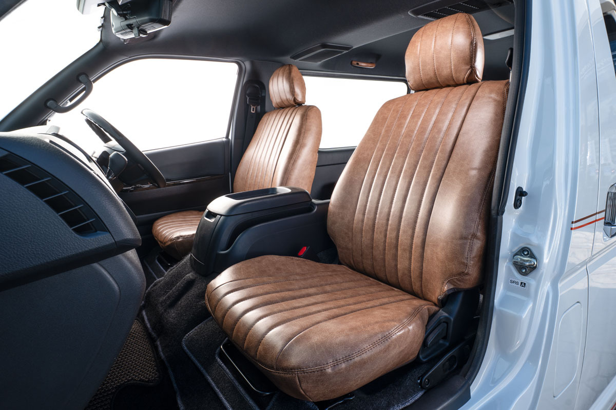 シートカバー クラシックグロッシー ハイエース装着イメージ　グロッシーラテ