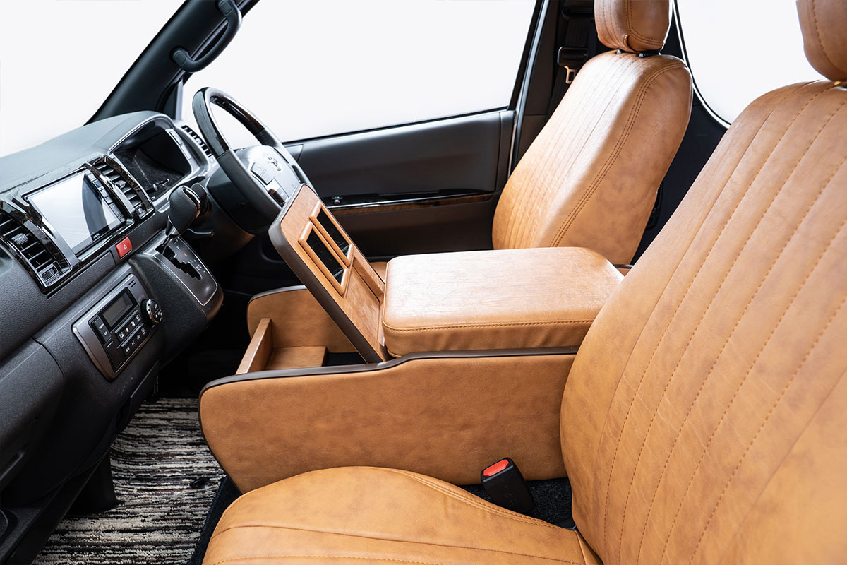 200系ハイエースS-GL用センターコンソール　クラシック　キャメル装着イメージ助手席側