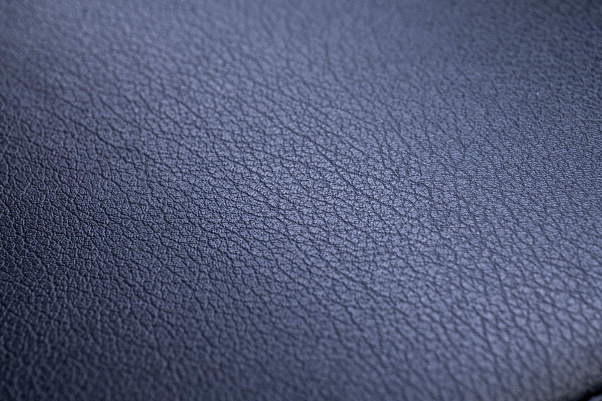 T.W.G シリーズに使用しているブラックレザーはグレイスオリジナル