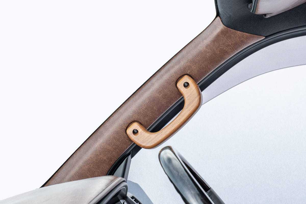 【200系ハイエース専用】 Aピラーパネル 張り替え済み交換タイプ左右セット クラシックグロッシー　ブラウン 装着イメージ